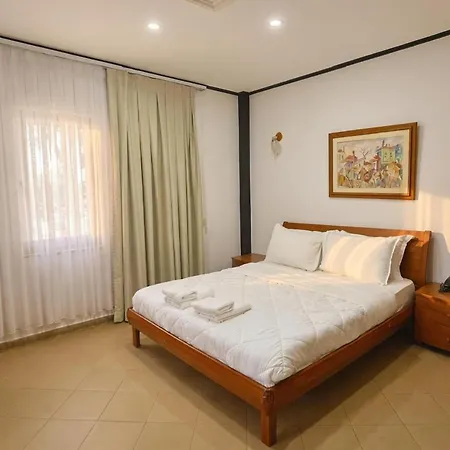 Eurofly Kastrati Empire Hotell Golem (Tirana)